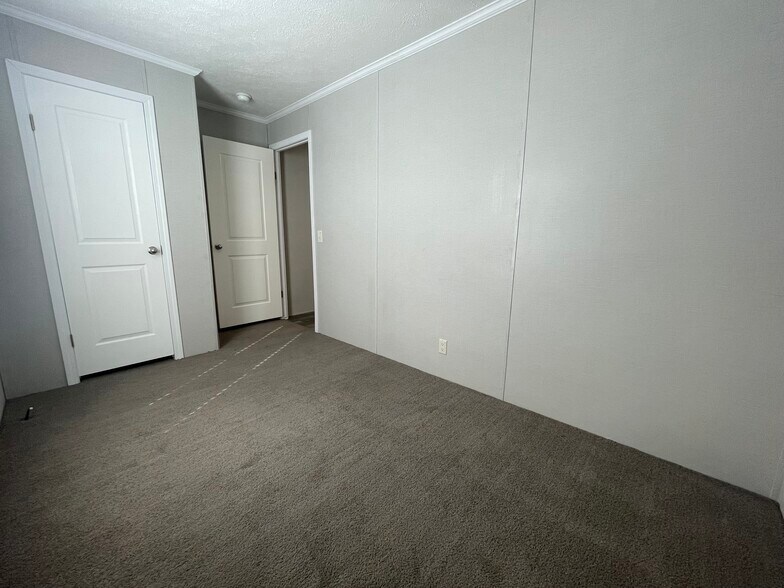 Building Photo - 16185 Notre Dame St