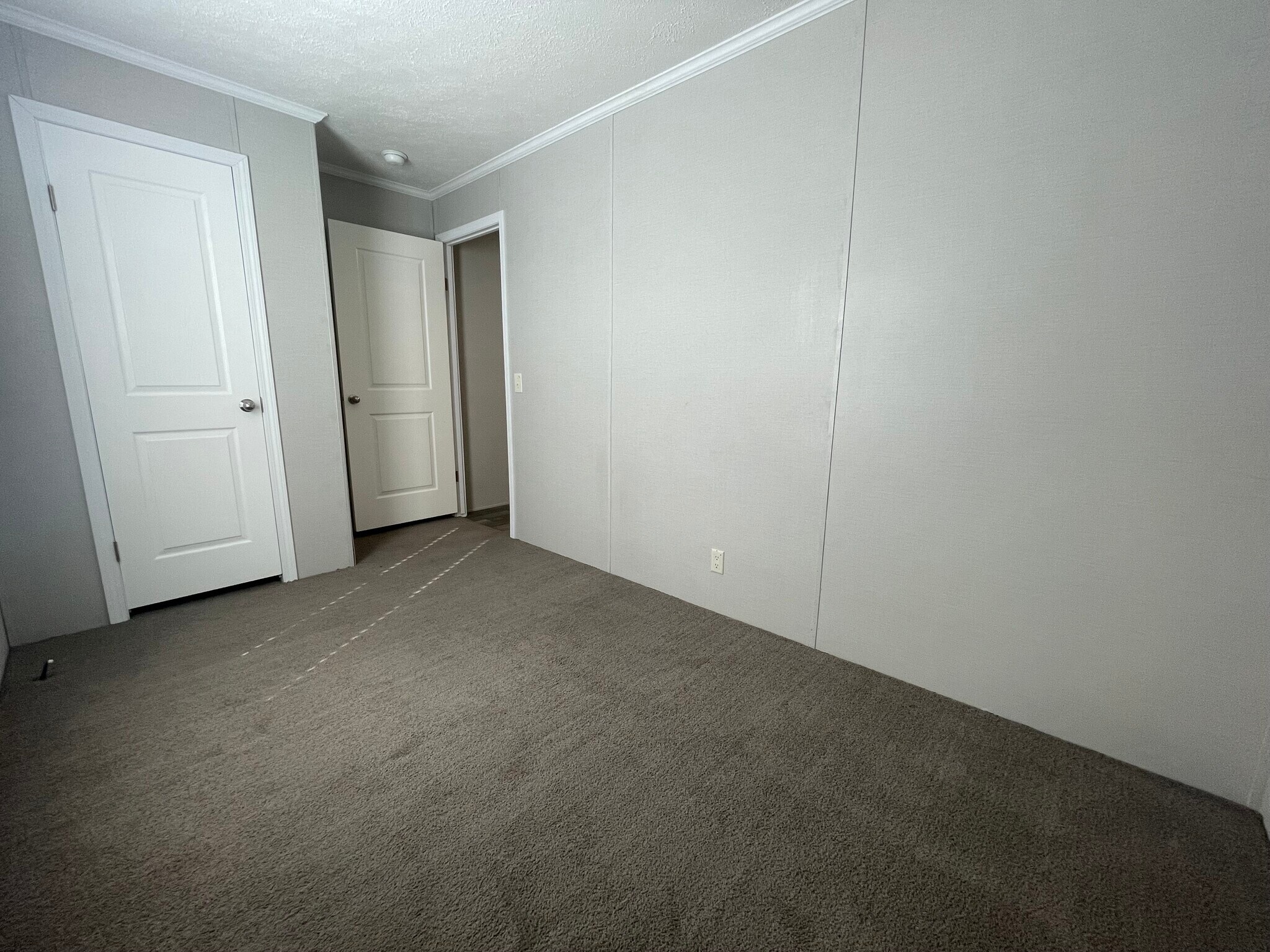 Building Photo - 16185 Notre Dame St