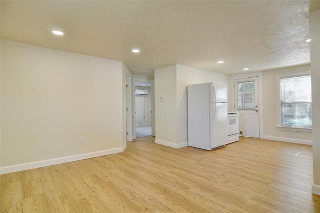 Building Photo - 300 Meadow Park Dr