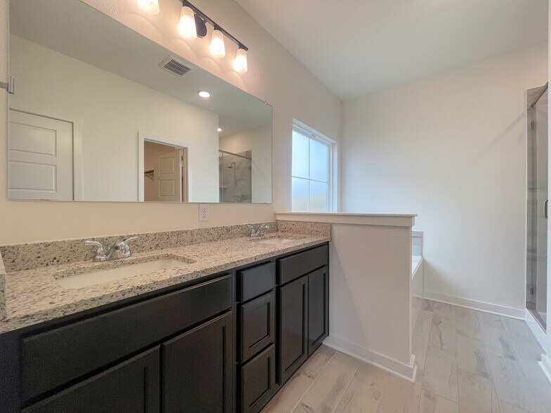 Building Photo - 6912 Llano Dr
