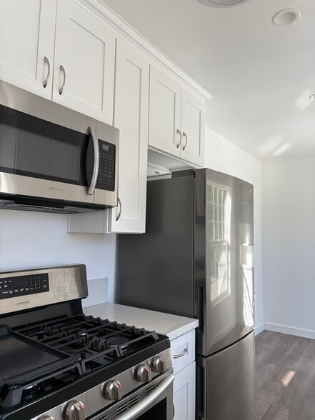 Building Photo - 5516 Vanalden Ave