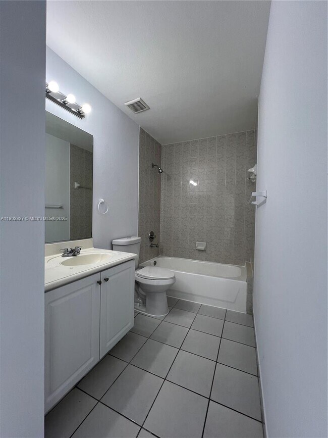 Building Photo - 717 SW 11th Ave