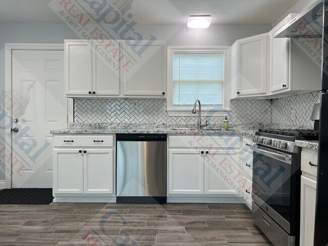 Building Photo - Charming 3 Bedroom