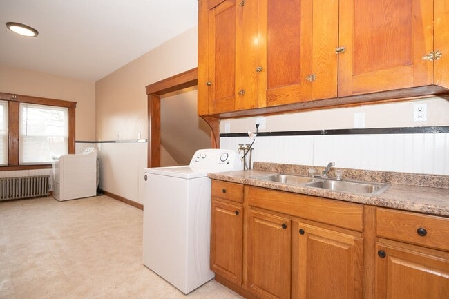 Building Photo - Convenient Location & Updated Amenities!