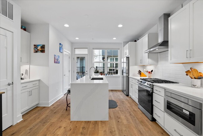 Building Photo - Modern 2024 Townhome with Rooftop Terrace.