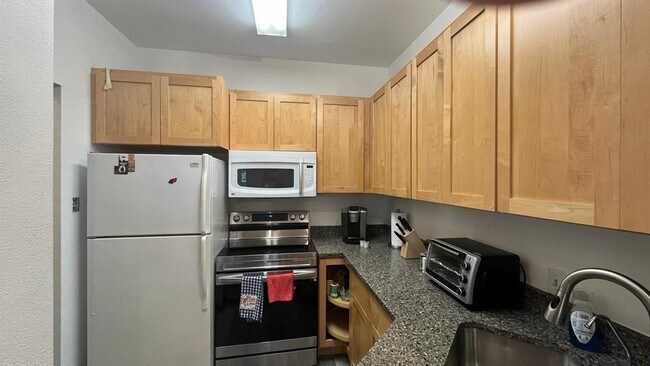 Building Photo - 808 W 29th St