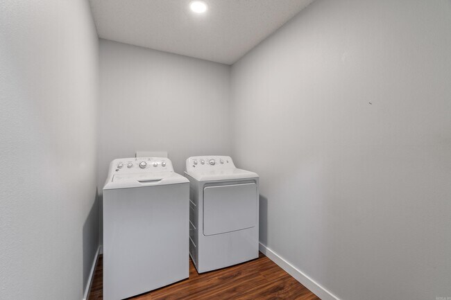 Building Photo - 337 Lamplighter Dr