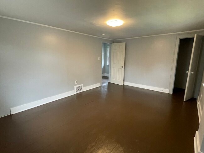 Building Photo - 460 Baird St