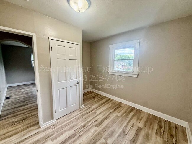 Building Photo - 927 N Elm Ave