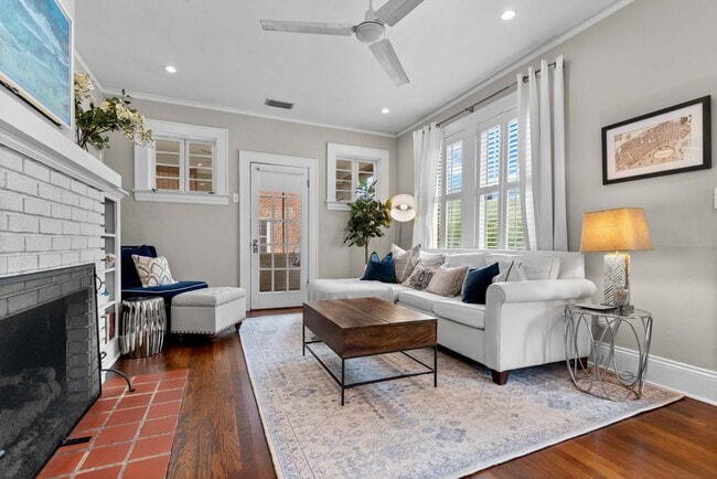 Building Photo - Adorable Avondale Home!