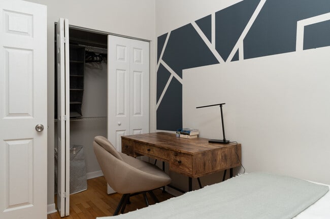 Building Photo - 906 N Damen Ave