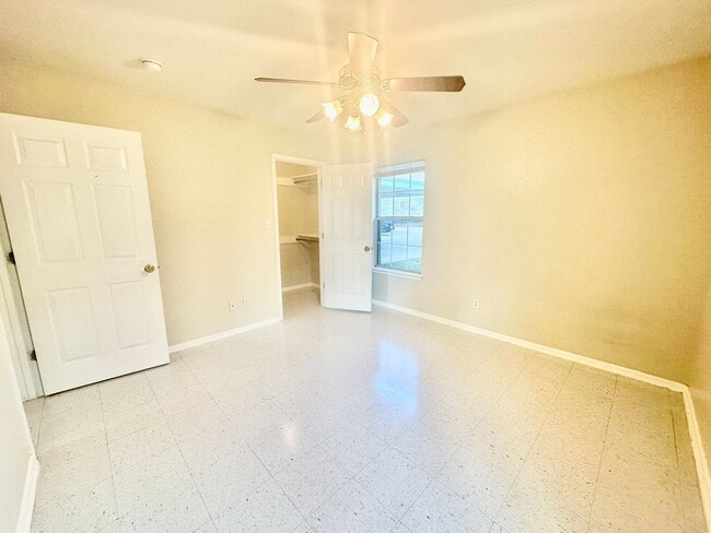 Building Photo - Cozy 2/1 Duplex in Pleasanton w/ Dedicated Parking ~ Move-In Ready!