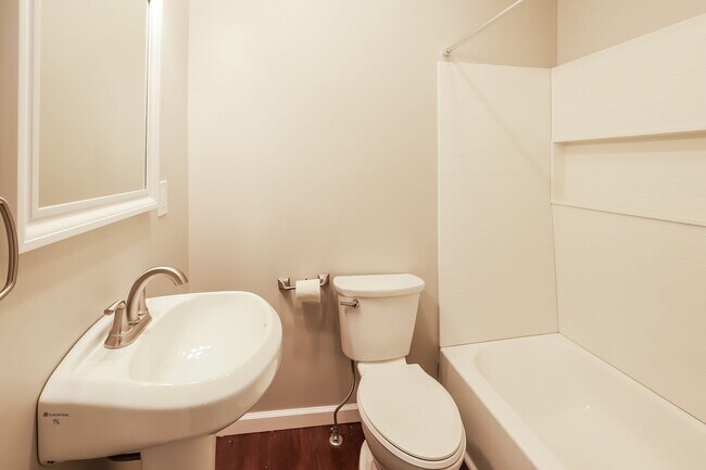 Building Photo - Don't miss out on this beautiful home!