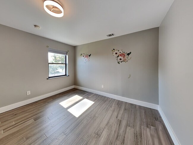 Building Photo - 6915 Forestglade Cir