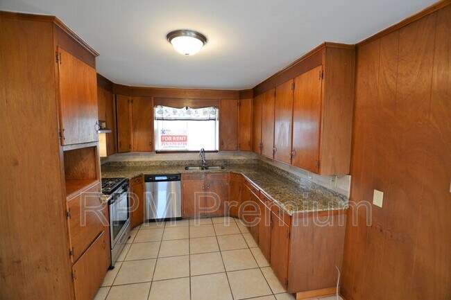 Building Photo - 8255 Queenswood Ct