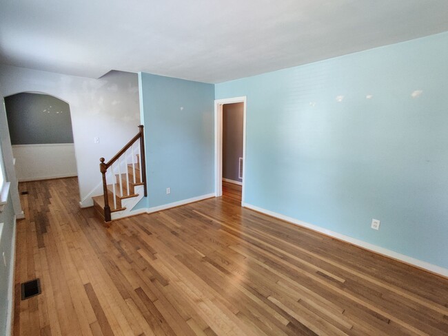 Building Photo - 3 bedroom home with a detached garage