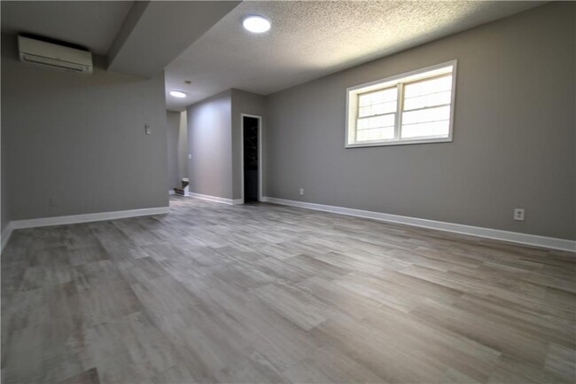 Building Photo - 340 Avebury Ct