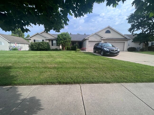 Building Photo - Spacious Duplex in Walker! Two Stall Garage!