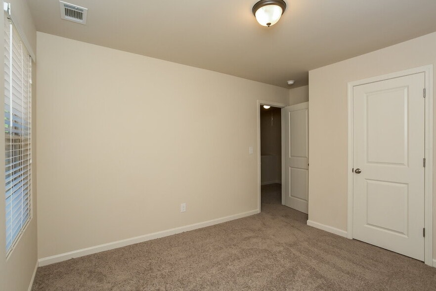 Building Photo - 3103 Avondale Dr SE