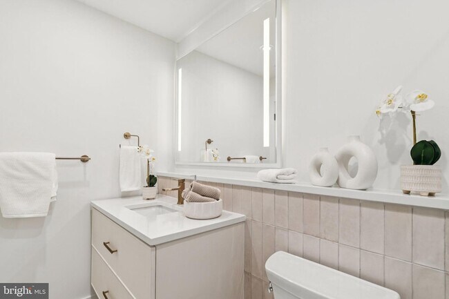 Building Photo - 30 W Allens Ln