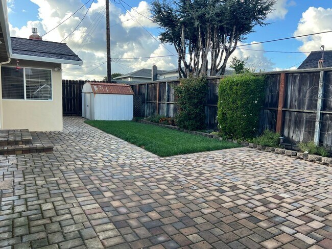 Building Photo - South Salinas Monterey Park Home