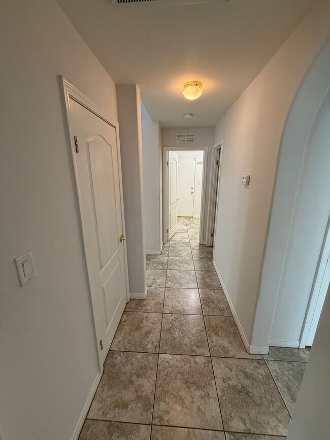 Building Photo - Stylish Southwest Bakersfield Home with Do...