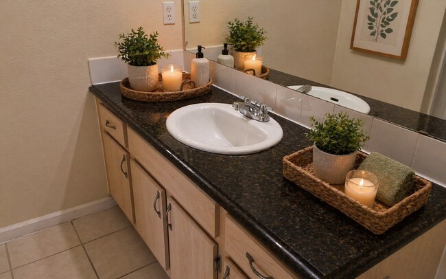 Building Photo - Gorgeous 2/2 Wood Floors Condo For Rent @ The Crest close to UCF and Valencia.