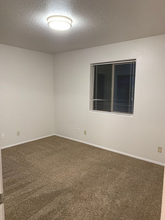 Building Photo - Great Duplex in SW Redmond