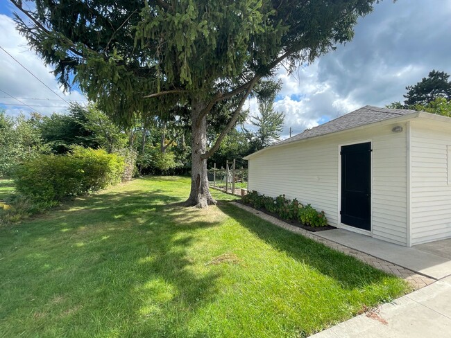 Building Photo - Charming Bungalow
