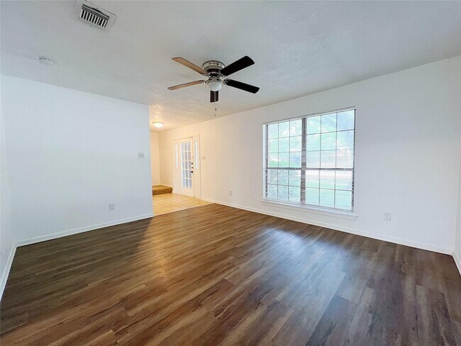 Building Photo - 616 Valley Spring Dr