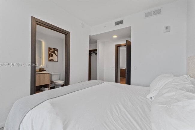 Building Photo - 398 NE 5th St