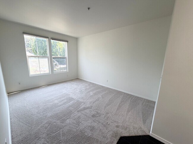 Building Photo - Light & Bright End Unit Condo!