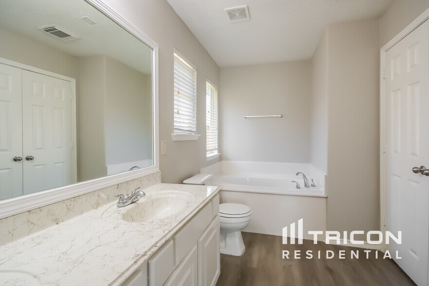 Building Photo - 18451 Sunrise Pines Dr