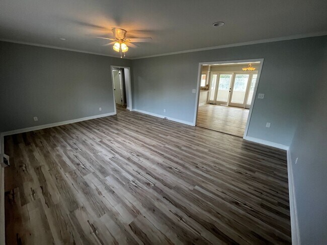 Building Photo - 5bd/2ba Remodeled Brick Ranch Home with Spacious Private Yard