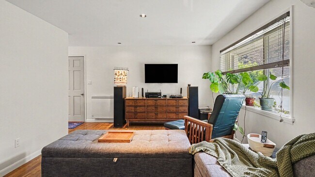 Building Photo - 2Bd/1Ba Shoreline House