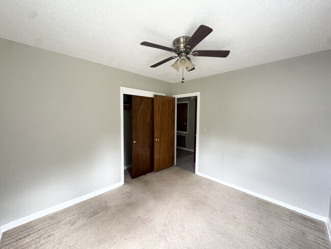 Building Photo - 221 Shirley Dr