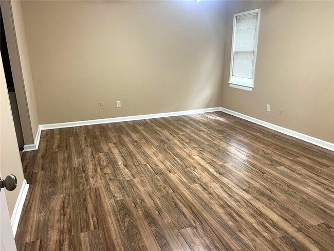 Building Photo - 8114 Woodlake Dr
