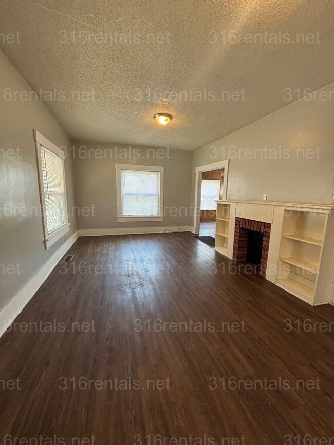 Building Photo - Three bedroom one bath freshly painted house available NOW!