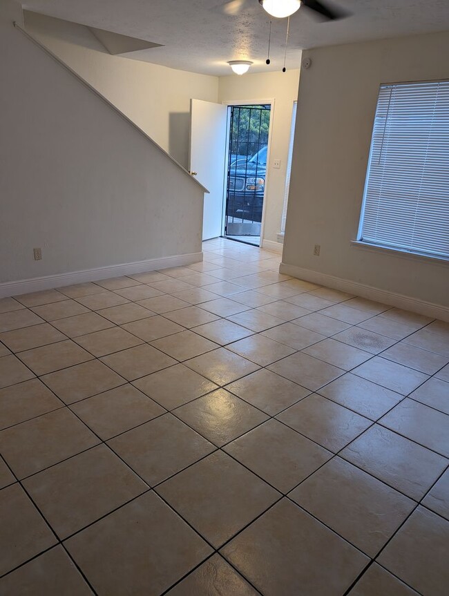 Building Photo - Remodeled and spacious 2 bedrooms with pat...