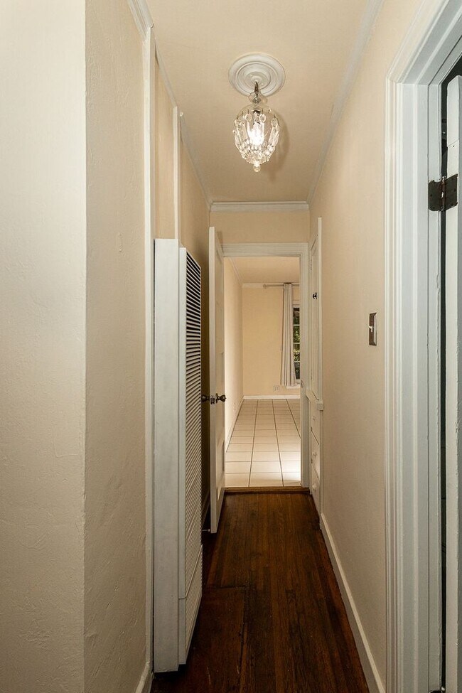 Building Photo - Warm & Welcoming Home Near Melrose with Room to Live, Work & Create