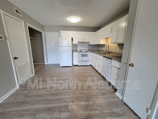 Building Photo - 1818 Glenn St SW