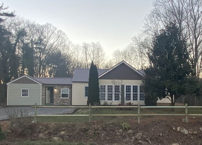 Building Photo - 140 Old Turnpike Rd