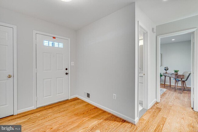 Building Photo - 6421 Linway Terrace