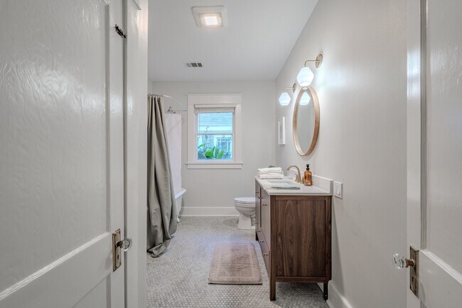 Building Photo - Updated Historically Charming Bungalow walking distance to Greenville Ave