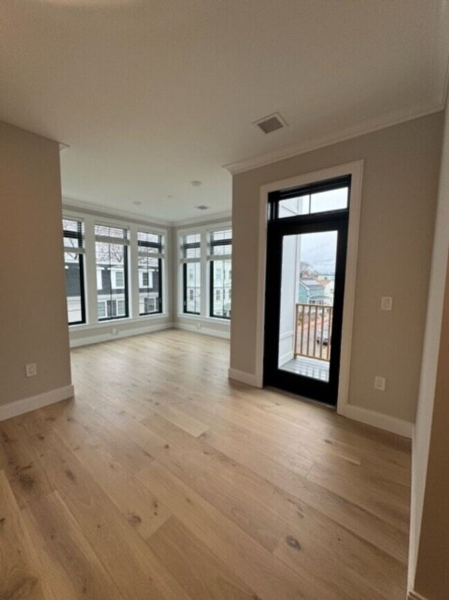 Building Photo - Renovated 3 bed and 2 bath with in unit la...