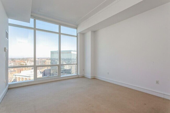 Building Photo - 5 Renaissance Sq