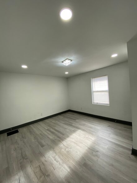 Building Photo - 1275 E Kossuth St