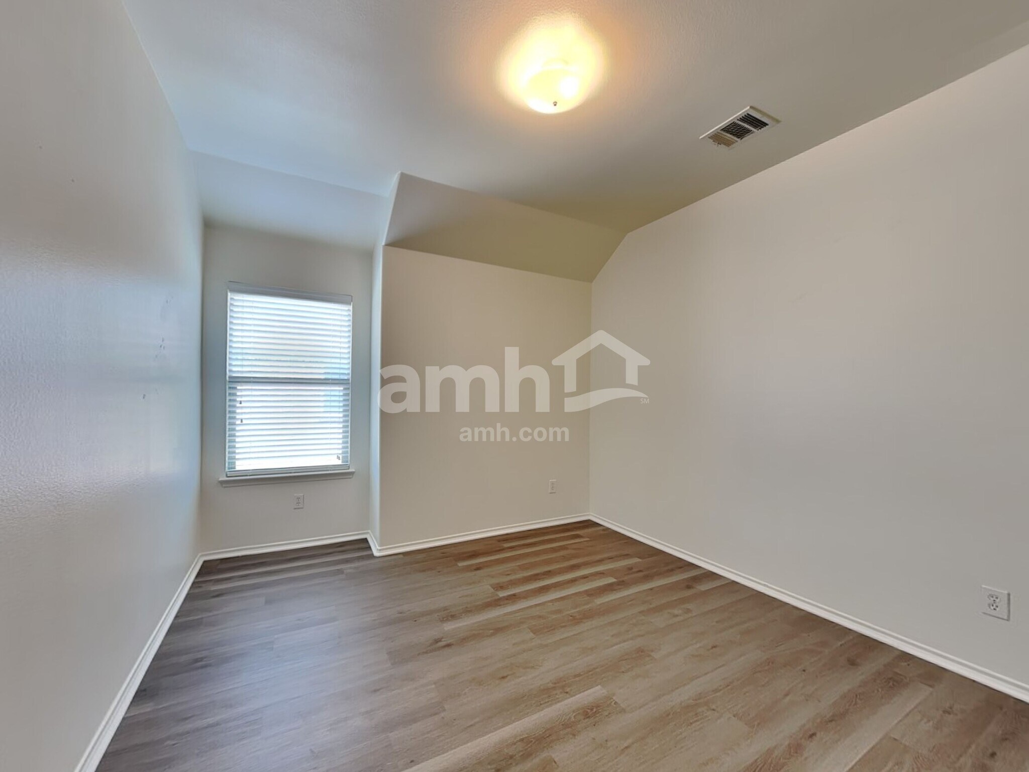 Building Photo - 2026 Wellington Pt