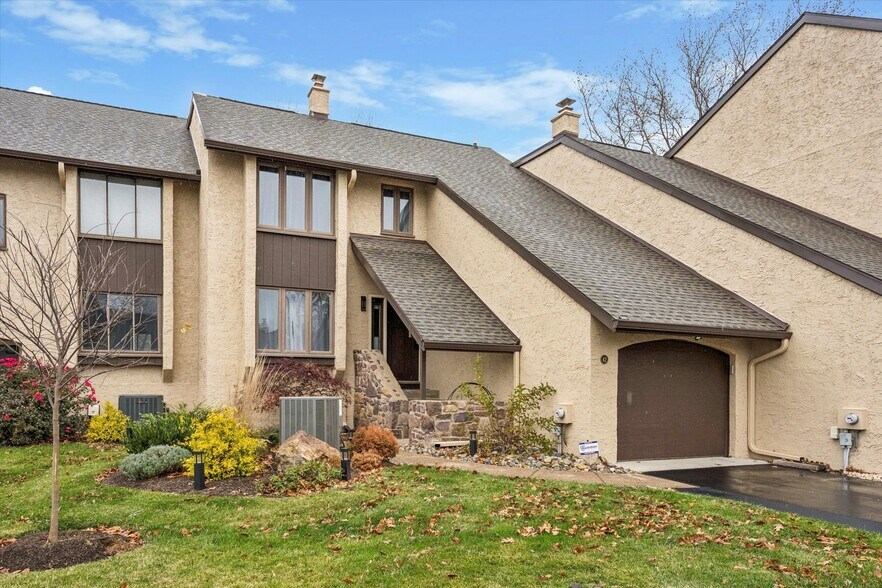 Primary Photo - 42 Golf Club Dr