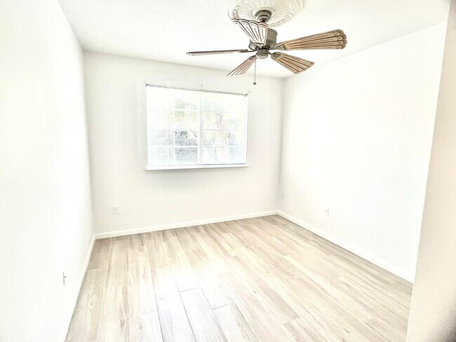 Building Photo - 9833 Baywinds Blvd